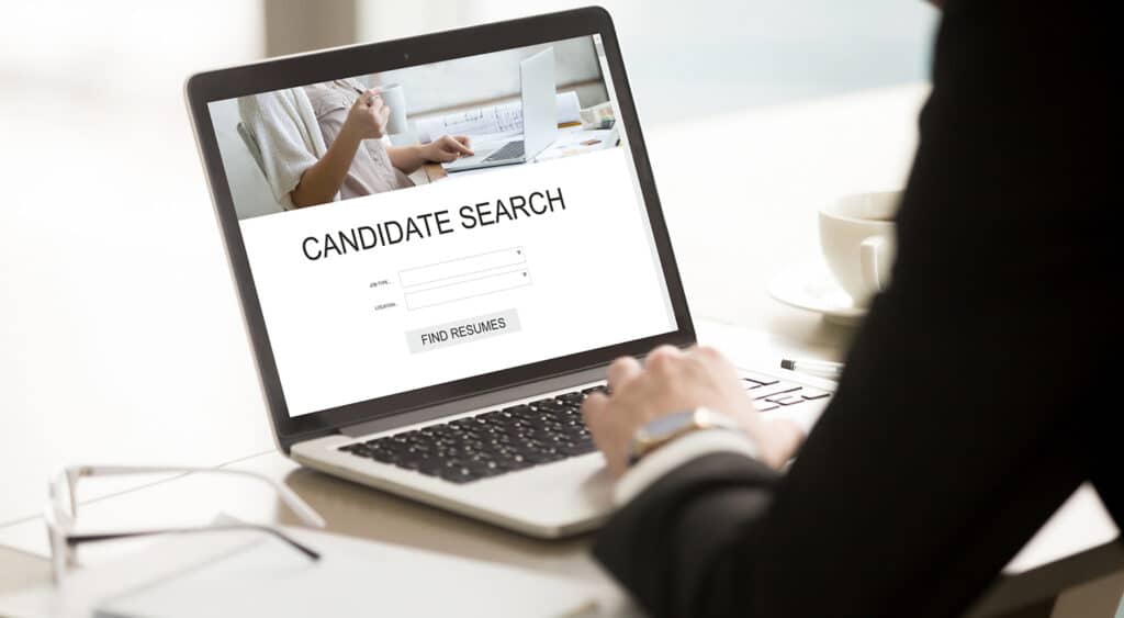 Recruteur à la recherche de candidats sur ordinateur portable