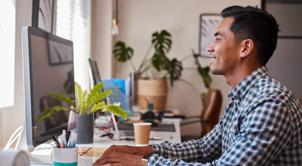 Jeune professionnel assis dans un bureau lumineux au poste de travail