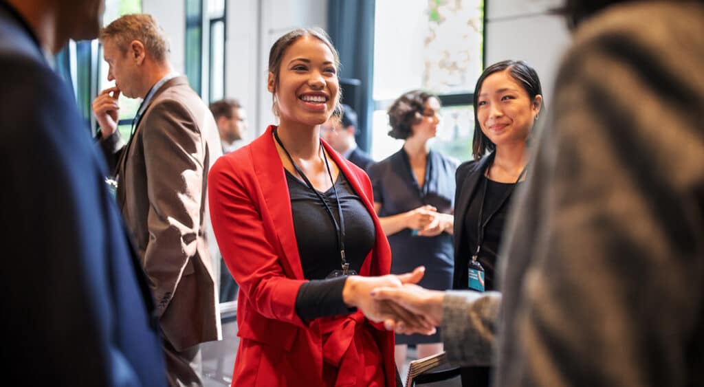 Réseau professionnel souriant au salon de l'emploi