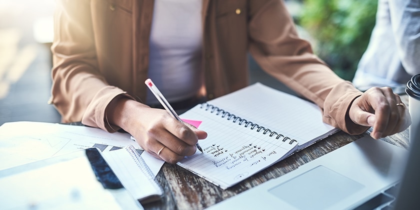 Personne écrivant dans un cahier