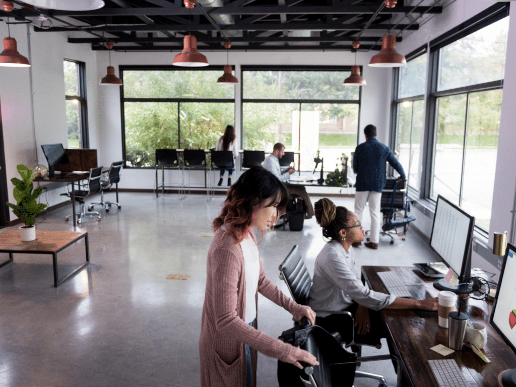 Paramètres Open Office avec des personnes travaillant sur des ordinateurs