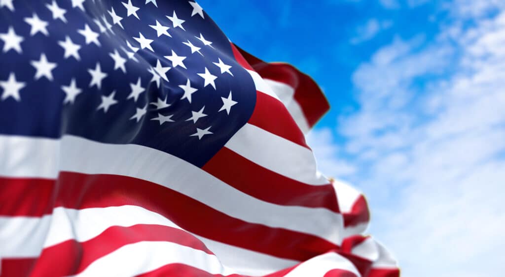 Bandera americana ondeando en el viento