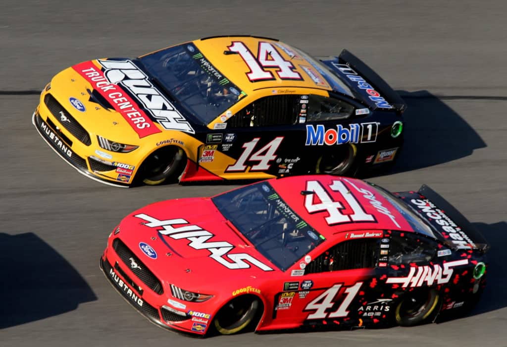 Coches de NASCAR en la pista de carreras