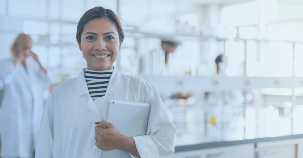 Femme scientifique tenant une tablette dans un laboratoire